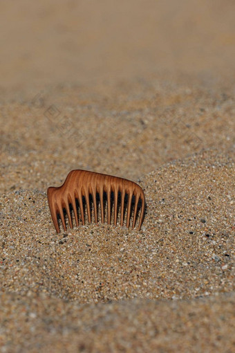 手工制作的<strong>木梳</strong>子梨树头皮按摩香气梳理海滩沙子