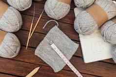 前视图灰色针织纱线针棕色（的）木背景计划毛衣测试羊毛针织一块