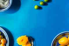 背景复制空间蓝色的表格夏天水果芒果约科特斯传统的夏天水果