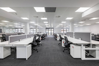 现代企业开放办公室极简主义现代设计白人灰色空办公室工作站