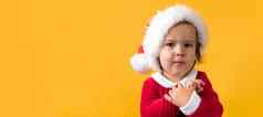 横幅portraite可爱的快乐快乐的胖乎乎的婴儿女孩圣诞老人西装相机黄色的背景孩子玩圣诞节场景庆祝生日孩子有趣的花一年时间复制空间
