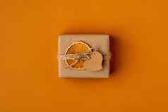 工艺礼物包橙色背景手工制作的纸板盒子包装纸装饰