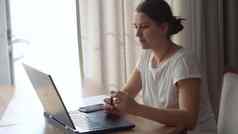 真实的有压力的女人工作聊天移动PC生活房间写作搜索累了伤心夫人工作电脑互联网comfortale椅子商业教育技术概念