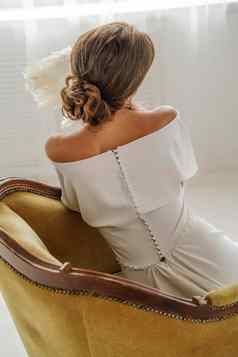 美丽的女孩白色衣服坐着回来椅子回来衣服装饰按钮美丽的领口头发聚集美丽的好古董椅子棕色（的）音调