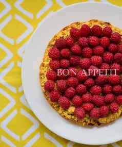 明亮的树莓蛋糕黄色的餐巾单词美味的
