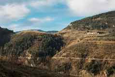 美丽的农村景观多山的区域农场房子蓝色的天空白色云阳光明媚的一天冬天农村风景西班牙