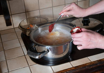女人把番茄粘贴能成分烹饪罗宋汤汤
