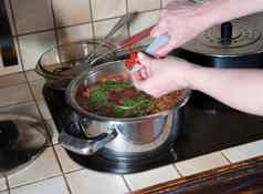 女人把樱桃番茄锅成分烹饪罗宋汤汤