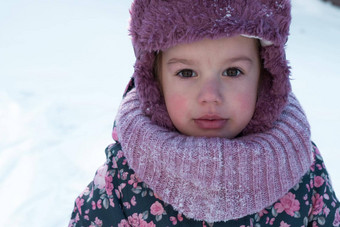 冬天家庭童年概念特写镜头肖像真实的学前教育小年女孩粉红色的他相机摆姿势微笑雪冷淡的天气快乐孩子脸有趣的在户外