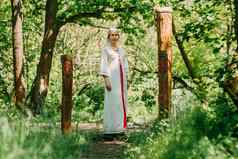 快乐女人异教徒女祭司准备仪式信仰时间季节夏天