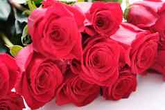 奢侈品花束使红色的玫瑰花商店
