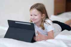 微笑快乐的孩子有趣的现代平板电脑