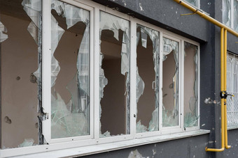 之后轰炸建筑窗口粉碎<strong>玻璃</strong>损害建筑破坏乌克兰战争俄罗斯拍摄平民壳牌打碎了窗口<strong>破碎的玻璃</strong>打破摧毁了建筑<strong>破碎的</strong>框架窗口塑料
