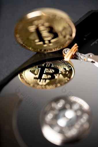 黄金比特币反映硬开车盘硬磁盘存储数字加密货币区块链技术概念