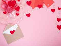 礼物红色的礼物盒子弓聪明的电话信封卡红色的心粉红色的背景平躺复制空间模型