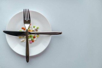 药片白色板手势刀叉向前菜板药片桩多色的平板电脑伪装食物板餐具