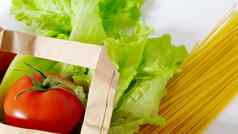 食物交付新鲜的蔬菜水果意大利面纸袋浪费概念在线购物检疫