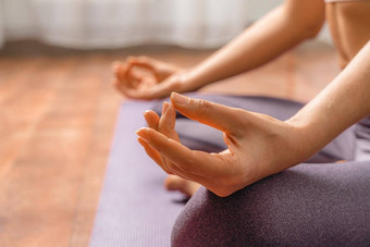 年轻的女人冥想莲花构成首页练习瑜伽在室内和谐瑜伽实践平衡冥想放松首页健康的生活方式概念