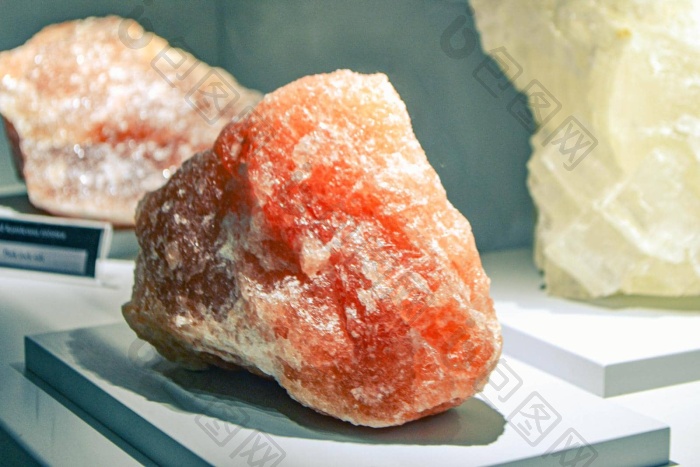 盐晶体集群盐晶体增长盐结晶我的岩石盐块图片-包图网企业站