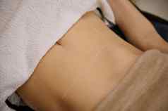平躺女人肚子画行瘦身减肥治疗现代医疗设备水疗中心