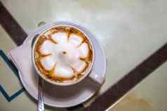 前视图热咖啡卡布奇诺咖啡拿铁艺术白色陶瓷杯勺子表格