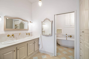 室内复古的经典风格浴室装饰米色颜色浴区汇古董镜子
