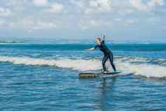 快乐的年轻的女人初学者冲浪者蓝色的冲浪有趣的小海波活跃的家庭生活方式人户外水体育运动教训游泳活动冲浪营夏天假期
