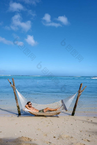 热带海滩吊床海洋白色桑迪海滩吊床莫恩海滩毛里求斯年轻的但吊床