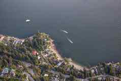 空中视图奢侈品房屋美丽的社区西温哥华