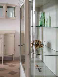 白色风格橱柜玻璃货架上生活房间绿色玻璃瓶干花装饰