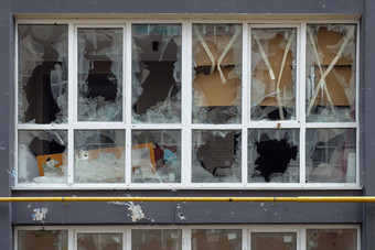 打碎了窗口破碎的玻璃打破摧毁了建筑破碎的框架窗口塑料之后轰炸建筑窗口粉碎玻璃损害建筑破坏乌克兰战争俄罗斯拍摄平民壳牌