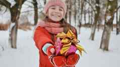 迷人的年轻的女学生快乐持有手打包盒子礼物冬天森林期待一年假期