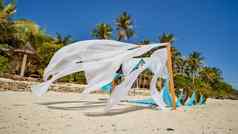 婚礼拱装饰花海滩海洋白色蓝色的画布飞风装饰心叶子棕榈树桑迪热带海岸