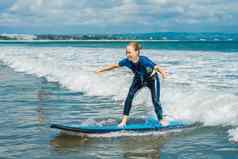 快乐的年轻的女人初学者冲浪者蓝色的冲浪有趣的小海波活跃的家庭生活方式人户外水体育运动教训游泳活动冲浪营夏天假期
