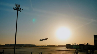 飞机采取天空日落太阳黄昏机场中国北京
