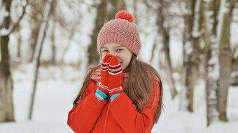 肖像年轻的女学生雀斑森林冬天变<strong>暖手</strong>连指<strong>手</strong>套适用于脸嘴唇显示运动<strong>手手</strong>