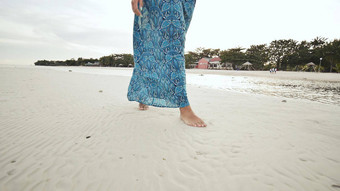 只脚长蓝色的衣服女孩走光着脚白色桑迪海滩菲律宾海岸异国情调的假期拍摄运动