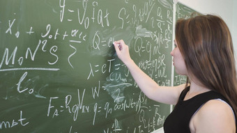 女孩女学生写黑板上<strong>数学公式</strong>提出了前面视频相机