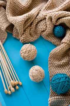 木针谎言明亮的纠结线程针织毯子蓝色的背景