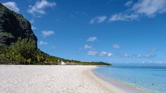 莫恩海滩毛里求斯热带海滩棕榈树白色沙子蓝色的海洋海滩床伞太阳椅子阳伞棕榈树热带beac莫恩海滩毛里求斯