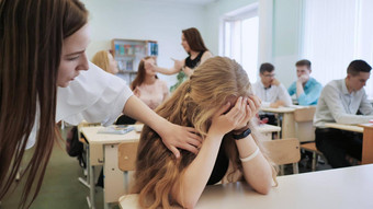 女孩女学生哭类<strong>同学</strong>们控制台