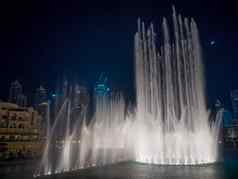 跳舞喷泉照明城市晚上