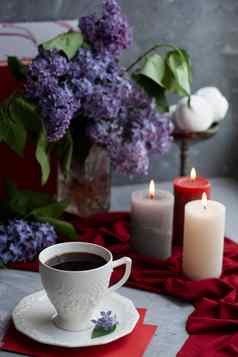 大气照片黑色的咖啡白色杯花束紫丁香大蜡烛棉花糖灰色的背景