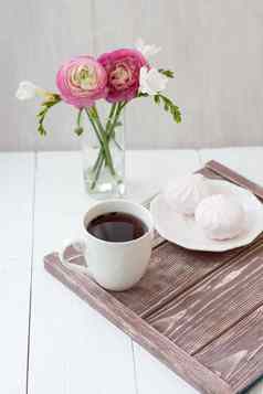 春天夏天生活场景杯茶白色杯花束白色小苍兰粉红色的罗农库鲁斯白色板粉红色的棉花糖