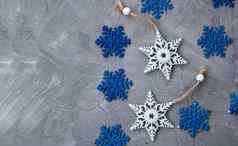 白色饰品圣诞节树形式雪花蓝色的雪花谎言灰色的混凝土背景