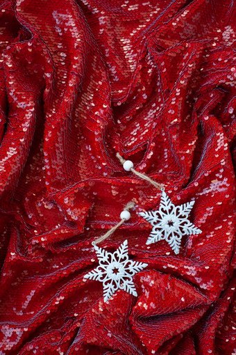 红色的节日背景闪光白色装饰圣诞节树刻字问候卡