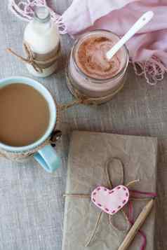 浪漫的丰富的早餐燕麦片浆果酸奶肉桂咖啡牛奶古董笔记本记录