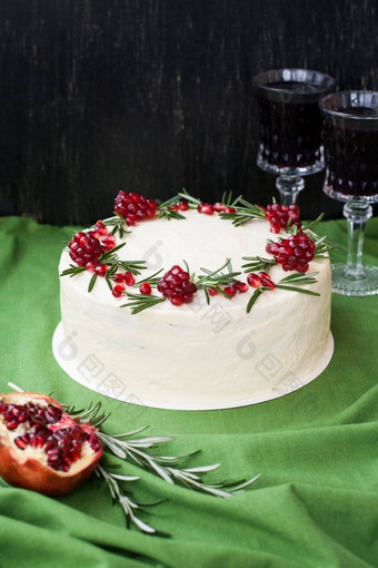 巧克力蛋糕浆果奶油白色奶酪奶油石榴浆果迷迭香分支机构眼镜红色的酒的想法生日蛋糕婚礼蛋糕