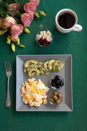 有营养的早餐人炒鸡蛋橄榄橄榄鳄梨奶酪树莓小时杯黑色的咖啡花束花