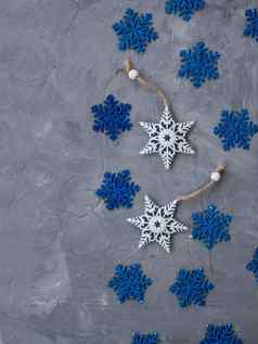 白色饰品圣诞节树形式雪花蓝色的雪花谎言灰色的混凝土背景的地方文本